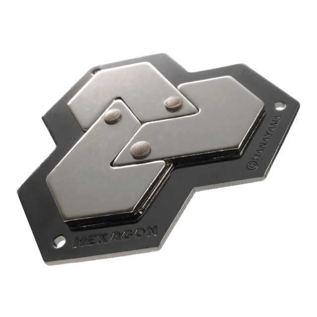 Een metalen 3D breinbreker puzzel in de vorm van een hexagoon, met verwarrende, verstrengelde delen die een uitdaging vormen om op te lossen.
