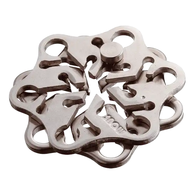 De Huzzle Cast Snow is een metalen 3D breinbreker puzzel met een sneeuwvlokachtige vorm, bestaande uit verfijnde, verstrengelde onderdelen.