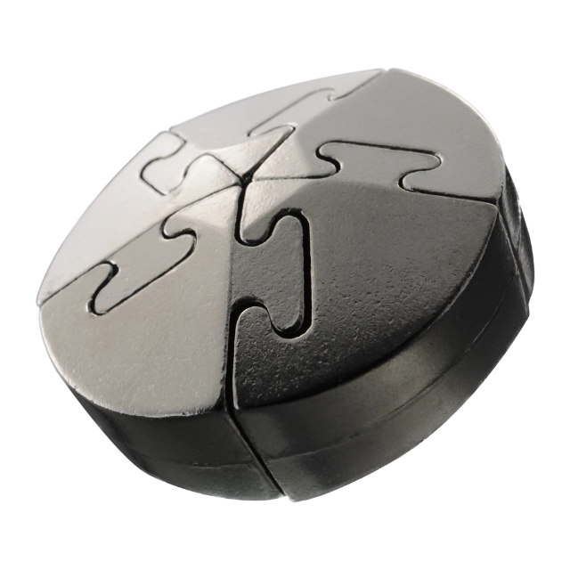 De Huzzle Cast Spiral is een metalen 3D puzzel met vijf verstrengelde, spiraalvormige stukken die een uitdagende en complexe loskoppelopdracht vormen.