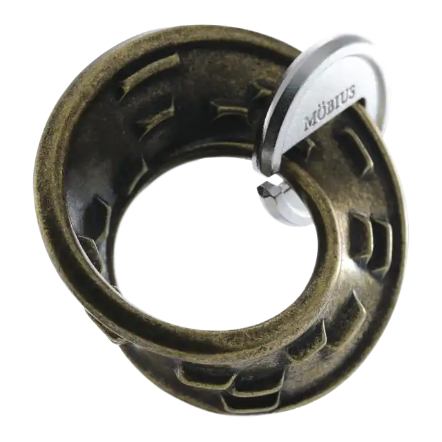 Een metalen 3D breinbreker puzzel in de vorm van een Möbius-strip, met een complexe, oneindige lus die een uitdagende oplossing vereist.