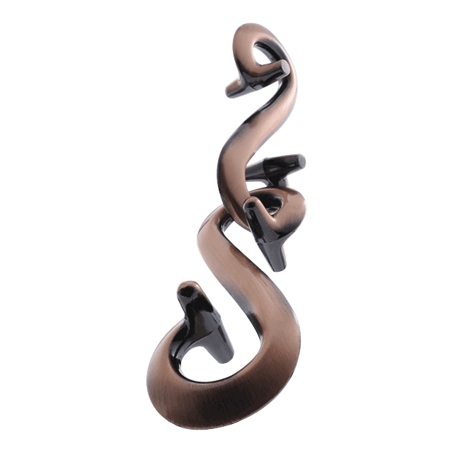 De Huzzle Cast S&S is een metalen 3D breinbreker puzzel met een symmetrisch, geometrisch ontwerp, bestaande uit twee verstrengelde, complexe onderdelen.