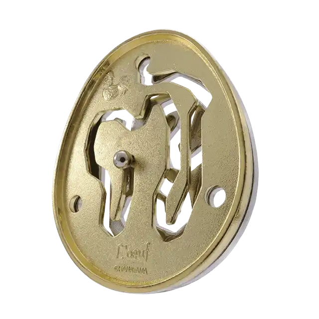 Een metalen 3D-puzzel met een elegant, sierlijk ei vormig ontwerp, bestaande uit verstrengelde onderdelen die een uitdagende breinbreker vormen door draaien en schuiven.
