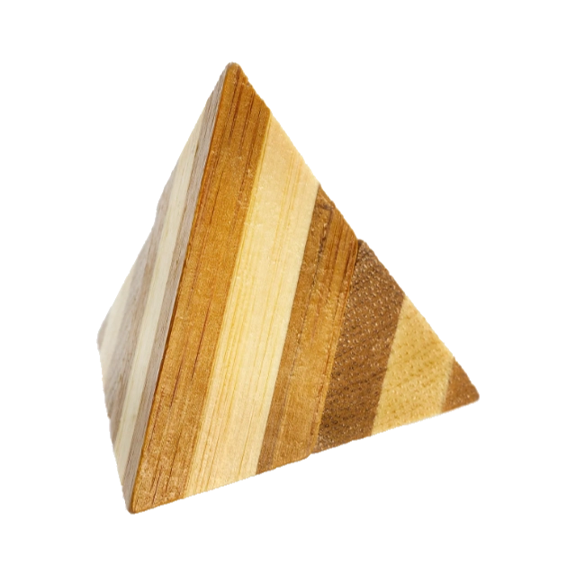 3D breinbreker puzzel "Bamboo Pyramid" met houten stukken die een complexe piramide vormen, uitdagend en intrigerend in ontwerp.