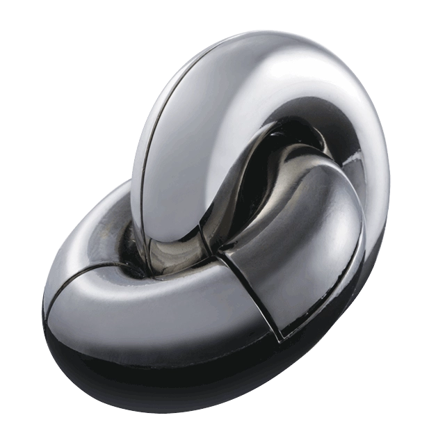 Een metalen 3D-puzzel in de vorm van twee verstrengelde donuts, die samen een complexe breinbreker vormen door draaien en verschuiven van de delen.