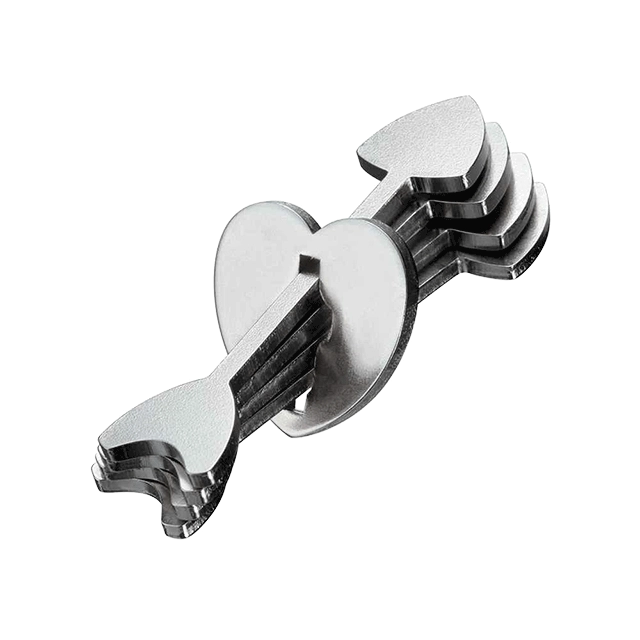 Een metalen 3D-puzzel met een ontwerp van verweven pijlen die door een hart een richtingen op wijzen, waardoor een complexe breinbreker ontstaat.