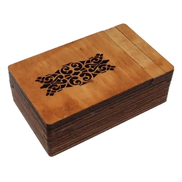 De Sphinx Box 3D breinbreker is een rechthoekige houten doos met complexe patronen en een uitdagend mechanisme om te openen.