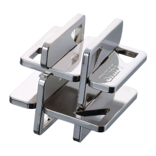 Een metalen 3D-puzzel in de vorm van een hashtag (#), met verstrengelde delen die een uitdagende en intrigerende breinbreker creëren.