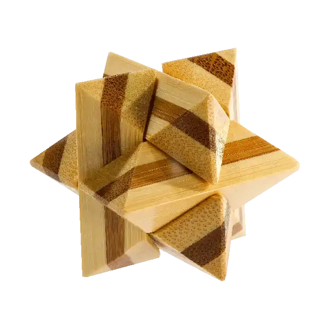 3D breinbreker puzzel "Bamboo Superstar" met houten stukken die in een stervormige, complexe structuur zijn verbonden voor een uitdagende puzzelervaring.