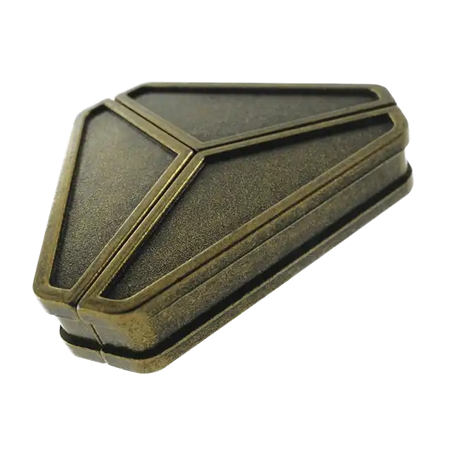 De Huzzle Cast Delta is een metalen 3D-puzzel met een driehoekig, symmetrisch ontwerp en ingewikkelde onderdelen die in elkaar moeten worden gezet.