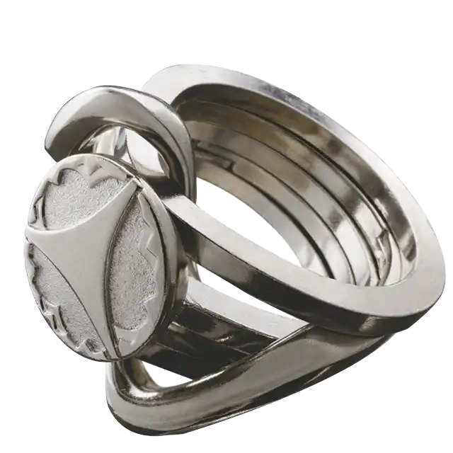 De Huzzle Cast Ring II is een metalen 3D puzzel van een ring ontwerp van verstrengelde, gedraaide stukken die een uitdagende loskoppeling vereisen.