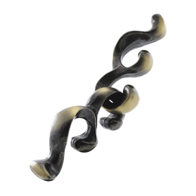 Een metalen 3D-puzzel met een barokachtig ontwerp, bestaande uit ingewikkelde, verstrengelde delen die een complexe breinbreker vormen.