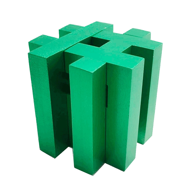 3D breinbreker puzzel in de vorm van het symbool hashtag "#" met metalen stukken die op een complexe manier in elkaar grijpen.
