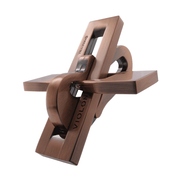 De Huzzle Cast Violon is een metalen 3D-puzzel met een complex, bochtig ontwerp dat doet denken aan een viool, met draaiende onderdelen.