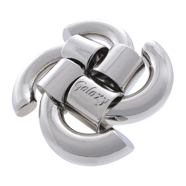 Een metalen 3D-puzzel in de vorm van een ster, met complexe, verstrengelde onderdelen die een uitdagende breinbreker vormen.