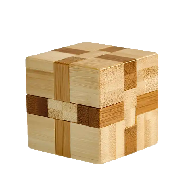 Een 3D breinbreker puzzel in de vorm van een kubus, opgebouwd uit houten bamboo delen in een complexe, interactieve structuur.