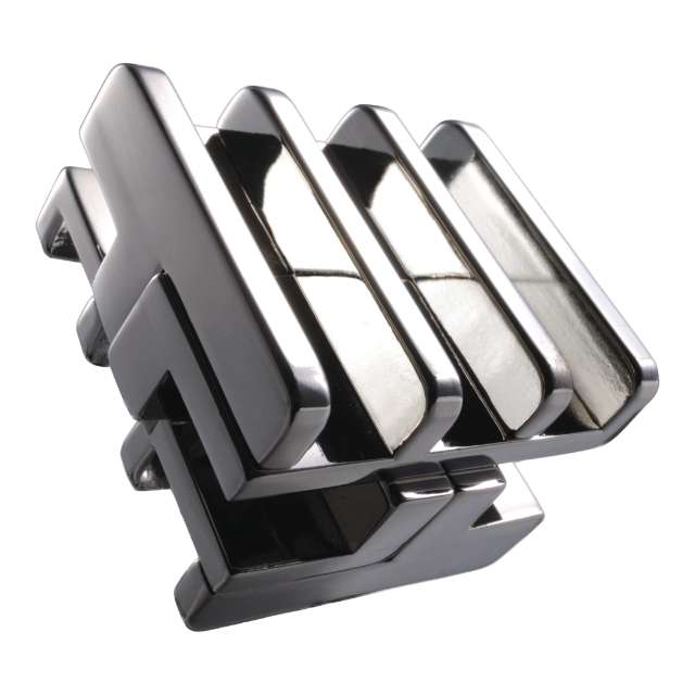De Huzzle Cast Rattle is een metalen 3D puzzel vier geribbelde delen die lijkt te rammelen, en een complexe uitdaging vormt om los te koppelen.