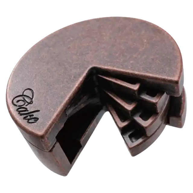 Een metalen 3D breinbreker puzzel in de vorm van een taart, met ingewikkelde lagen en verstrengelde delen die uitdagend zijn om op te lossen.